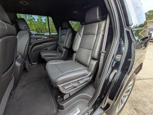 Used 2022 Cadillac Escalade Luxury image 9