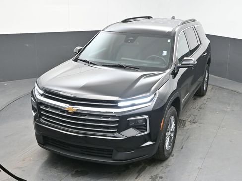 Used 2025 Chevrolet Traverse LT image 32