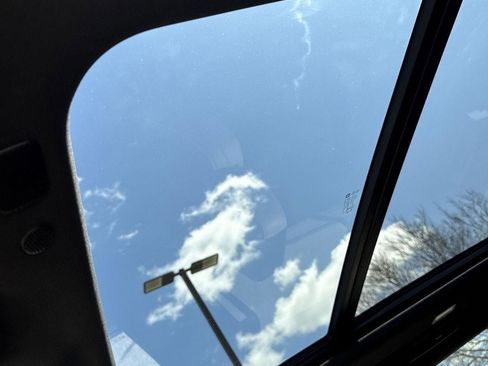 Used 2021 Chevrolet Suburban Premier w/ Premium Package image 25