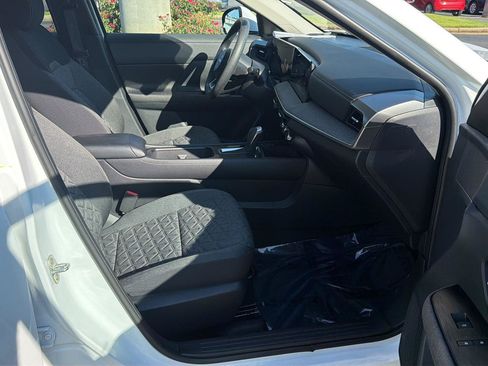 Used 2025 Nissan Kicks SV FWD image 13