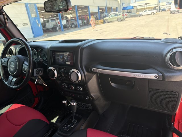 Used 2018 Jeep Wrangler Unlimited Sahara w/ Connectivity Group AWD/4WD image 24