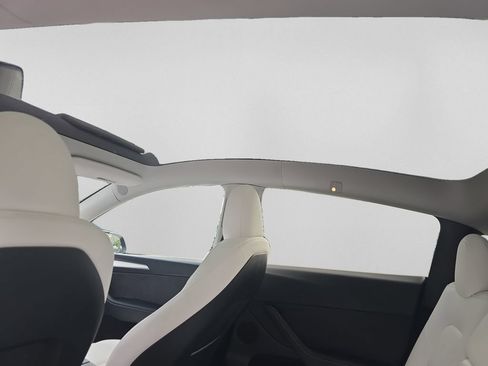 Used 2024 Tesla Model Y Long Range RWD image 15