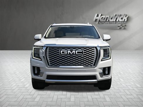 Used 2021 GMC Yukon XL Denali w/ Denali Premium Package AWD/4WD image 3