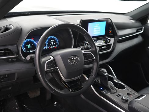 Used 2025 Toyota Highlander XSE AWD/4WD image 23