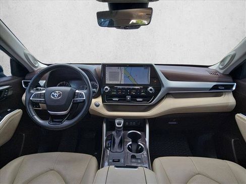 Used 2022 Toyota Highlander Platinum FWD image 16