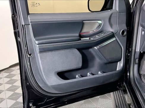 Used 2025 Ford Expedition Platinum image 25