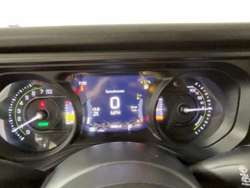 Used 2024 Jeep Wrangler Unlimited w/ Convenience Group AWD/4WD image 27