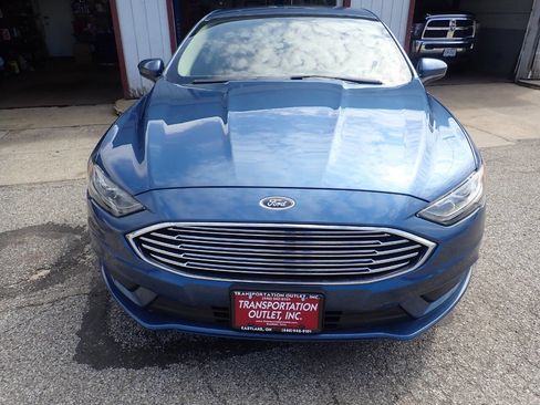 Used 2018 Ford Fusion SE w/ Fusion SE Technology Package image 3