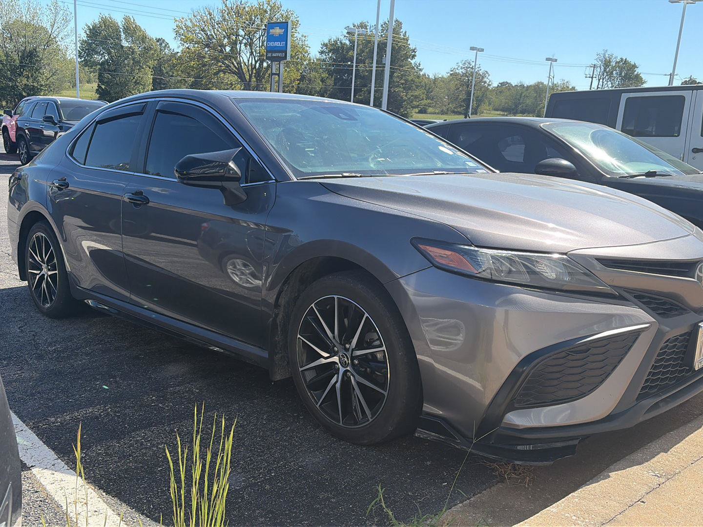 Used 2021 Toyota Camry SE FWD image 1