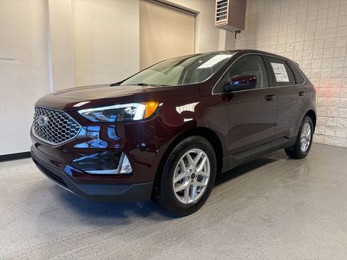 Certified 2024 Ford Edge SEL w/ Convenience Package image 2