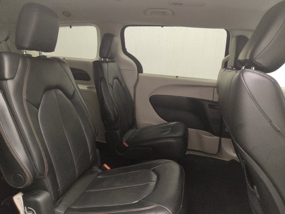 Used 2020 Chrysler Pacifica Touring-L FWD image 19