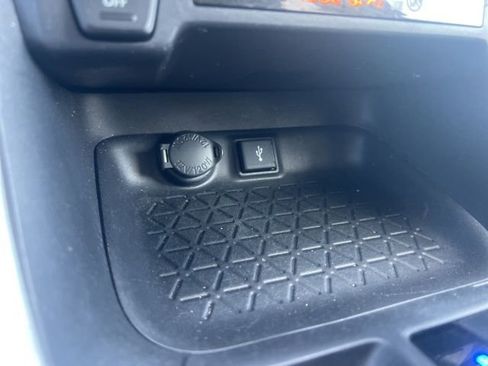 Used 2021 Toyota RAV4 XLE w/ Convenience Package AWD/4WD image 18