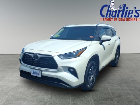 Used 2021 Toyota Highlander XLE AWD/4WD image 1