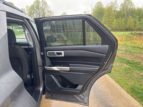 Used 2022 Ford Explorer XLT AWD/4WD image 38