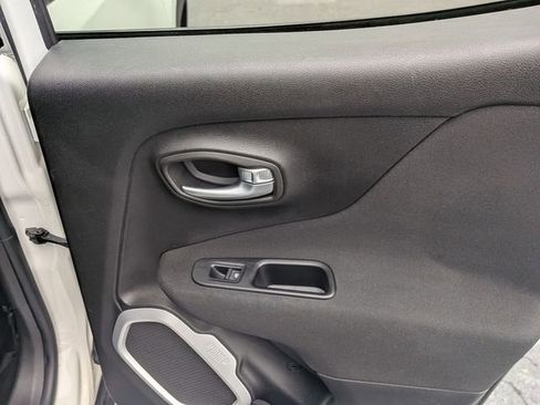 Used 2019 Jeep Renegade Latitude FWD image 31