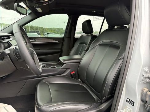 Used 2024 Jeep Grand Cherokee Limited w/ Black Appearance Package AWD/4WD image 11