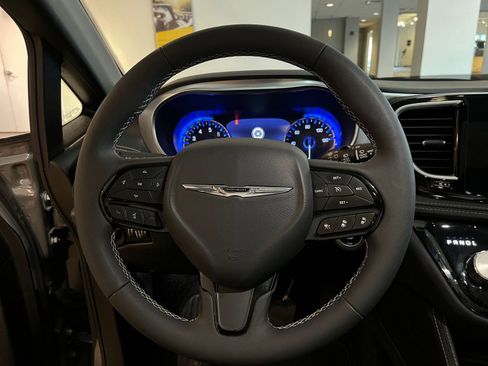 Used 2025 Chrysler Pacifica Limited image 30