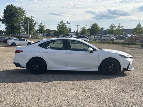 Used 2025 Toyota Camry SE FWD image 2