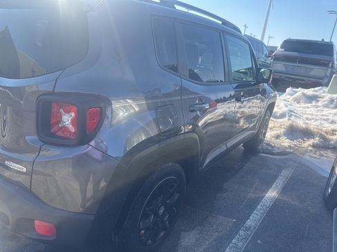 Used 2018 Jeep Renegade Latitude image 3