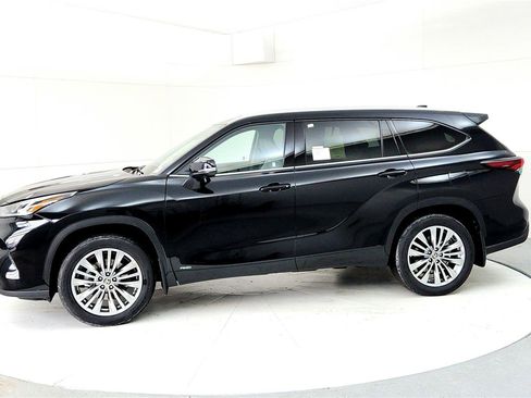 New 2026 Toyota Highlander Platinum image 3
