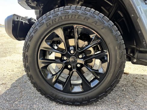 Used 2025 Jeep Gladiator Sport image 25