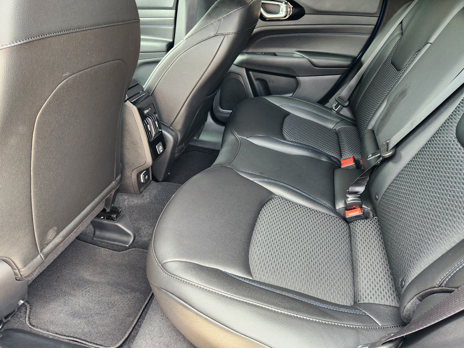 New 2026 Jeep Compass Latitude AWD/4WD image 23