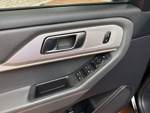 Used 2025 Ford Explorer Active AWD/4WD image 23