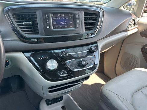 Used 2017 Chrysler Pacifica Touring-L image 36