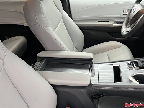 Certified 2026 Toyota Sienna XLE FWD image 14