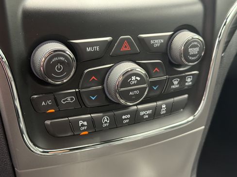 Used 2020 Jeep Grand Cherokee Laredo RWD image 35