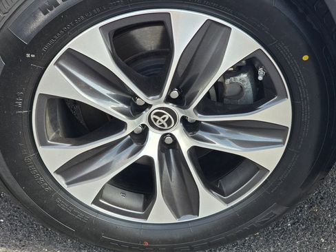 Used 2021 Toyota Highlander XLE AWD/4WD image 10