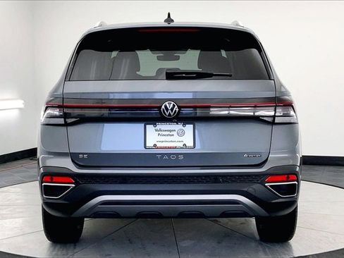 Used 2025 Volkswagen Taos SE w/ Panoramic Sunroof Package image 4