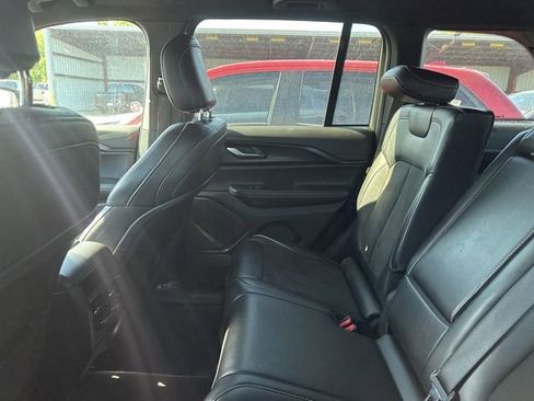 Used 2025 Jeep Grand Cherokee Altitude AWD/4WD image 17