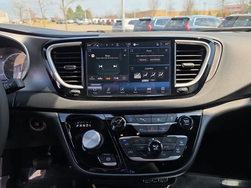 Used 2025 Chrysler Pacifica Select FWD image 18