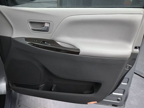 Used 2018 Toyota Sienna XLE FWD image 13