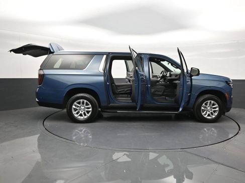 Used 2025 Chevrolet Suburban LS RWD image 31