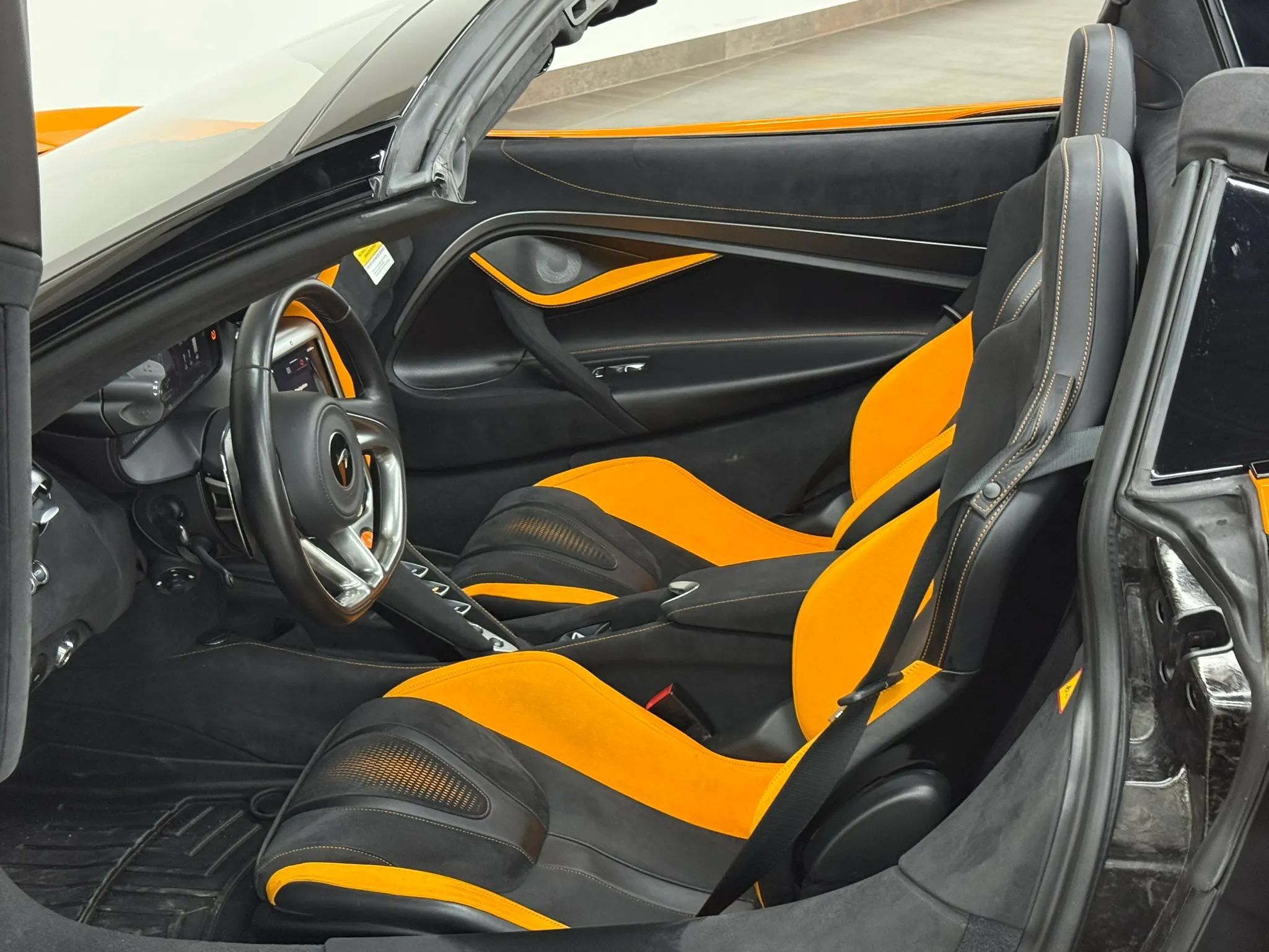 Used 2025 McLaren 750S Spider RWD image 30