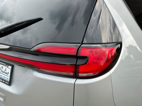 Used 2024 Chrysler Pacifica Limited FWD image 11