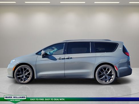 Used 2021 Chrysler Pacifica Touring w/ S Appearance Package FWD image 7