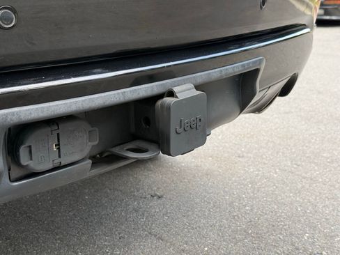 Used 2017 Jeep Grand Cherokee Altitude image 11