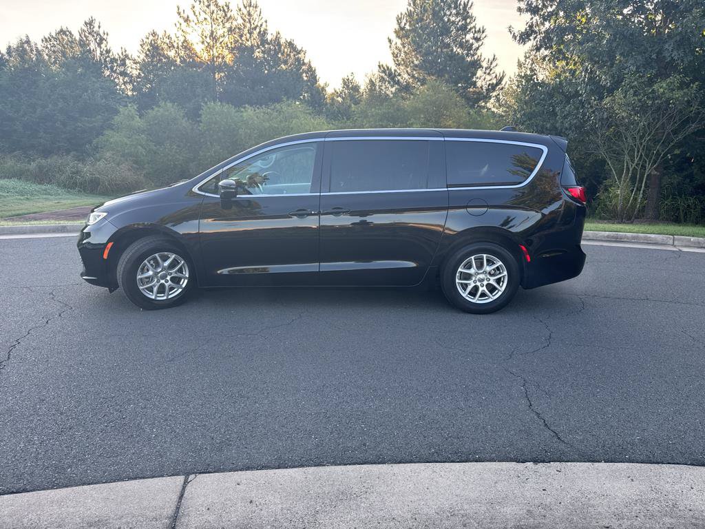 Used 2024 Chrysler Pacifica Touring-L FWD image 4