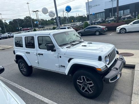 Used 2025 Jeep Wrangler Unlimited Sahara AWD/4WD image 4
