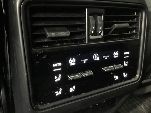 Used 2024 Porsche Cayenne AWD/4WD image 35