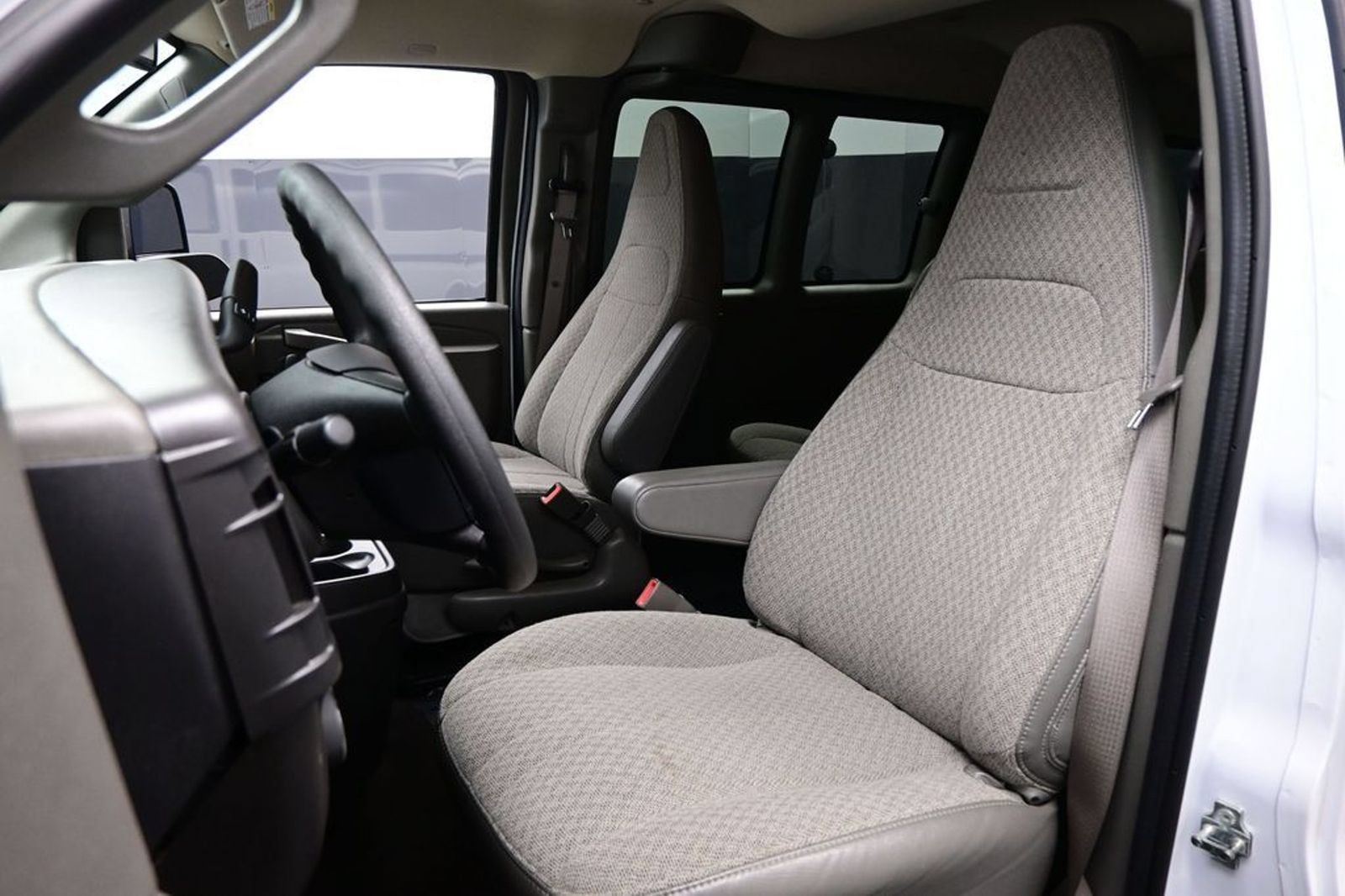 Used 2025 Chevrolet Express 3500 LT w/ LT Preferred Equipment Group RWD image 9