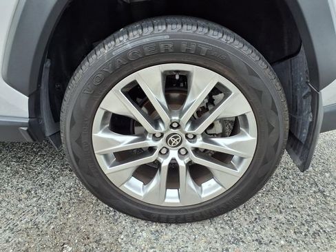 Used 2021 Toyota RAV4 XLE Premium w/ Carpet Mat Package (TMS) FWD image 20