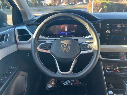 Used 2025 Volkswagen Taos SE image 29