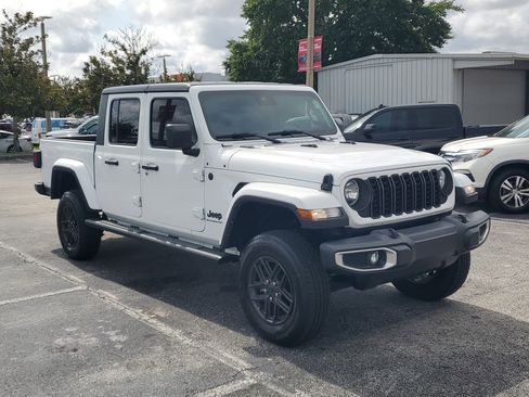 Used 2024 Jeep Gladiator Sport AWD/4WD image 3
