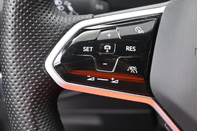 Used 2023 Volkswagen Tiguan SE R-Line FWD image 17