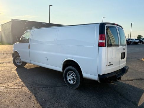 Used 2017 Chevrolet Express 2500 Extended RWD image 3