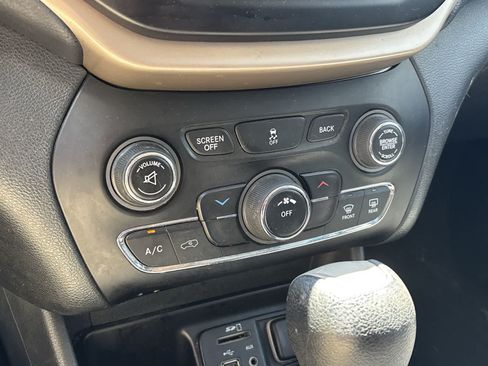 Used 2014 Jeep Cherokee Latitude FWD image 20
